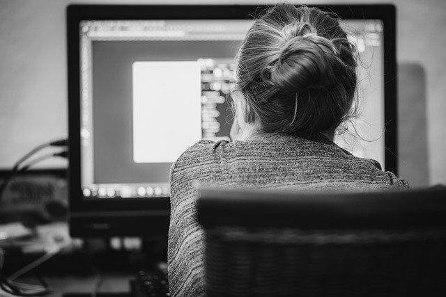 A person sitting in front of a computer
Description automatically generated with medium confidence